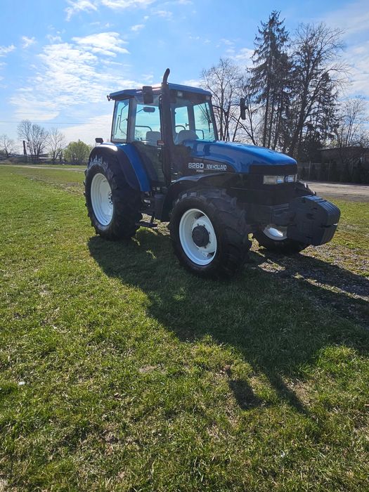 Ciągnik New Holland 8260