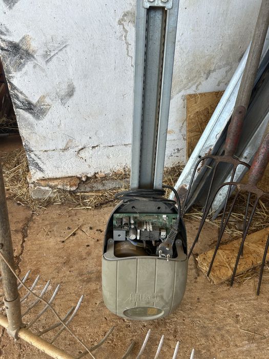 Vende se motor para portão de garagem sem comando a funcionar por 35€ no estado como vê se na foto