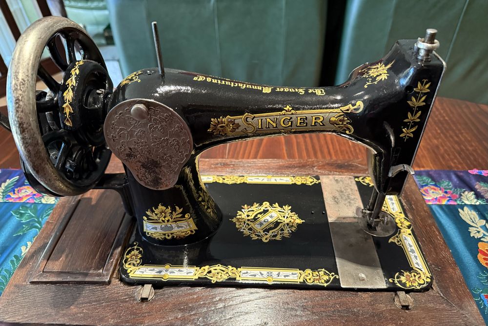 Singer portátil de 1910, restaurada e a coser.