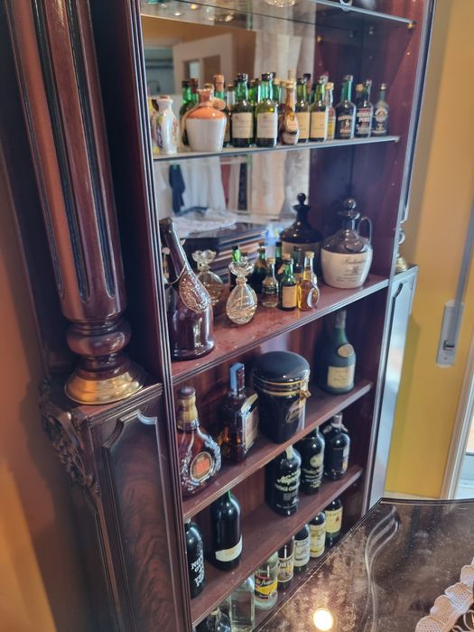 Bar de canto em madeira escura c/banco