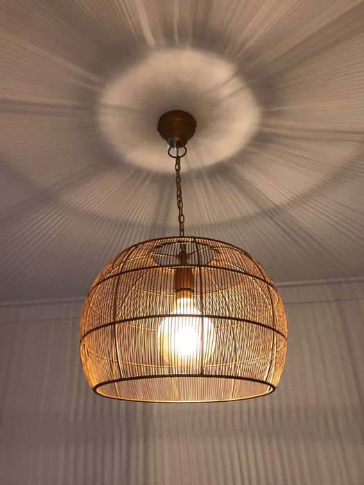 Candeeiro de tecto grande em metal dourado