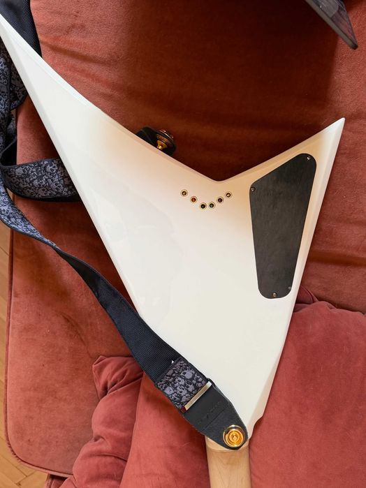 Jackson Pro Series Rhoads RRT-3 White (Ivory with Black Pinstripes) Ibanez ESP