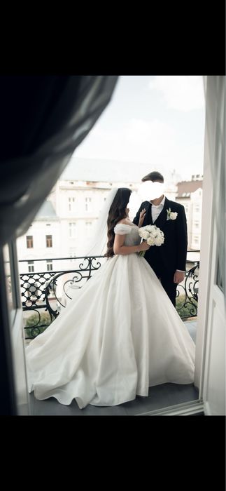 Весільна сукня зі шлейфом