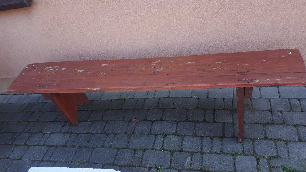 drewniana ławka przed dom