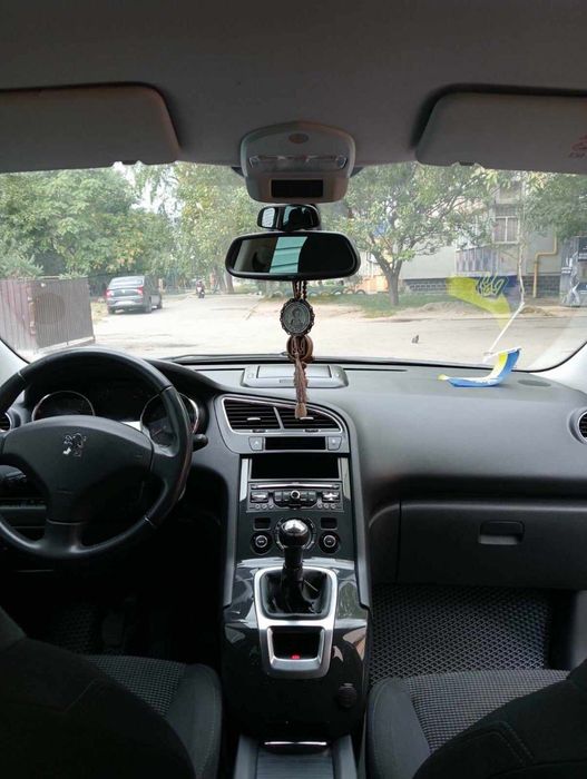 Peugeot 5008 2010 року