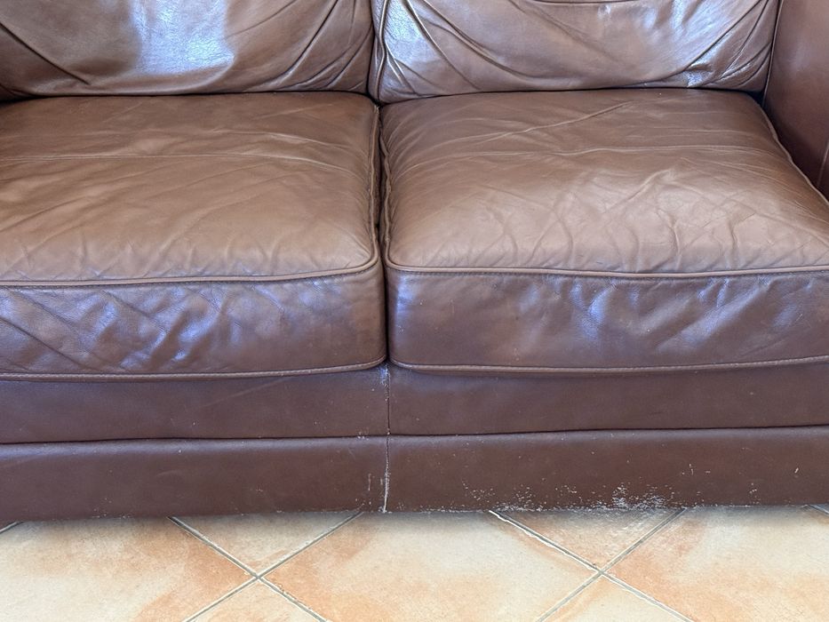 Sofá 2 lugares em pele castanho escuro