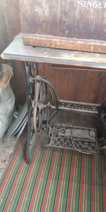 продається швейна машинка Singer.