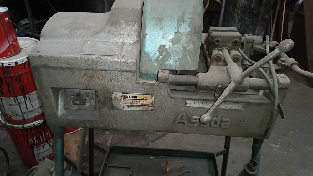 Maquina de abrir roscas em tubo ou ferro