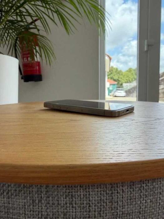 iPhone 15 Pro (Natural)