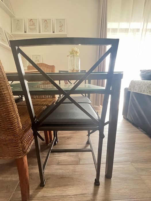 Mesa de ferro e vidro com 4 cadeiras de ferro