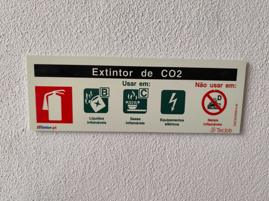 Extintor CO2 2Kg + Sinalética Fotoluminescente (Urgente)