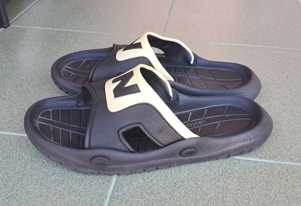 Продам оригінальні шльопки New Balance