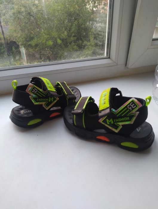 Продам класні босоніжки