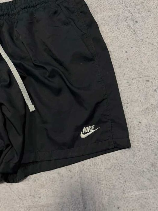 Czarne spodenki Nike z białym logo na udzie XL
