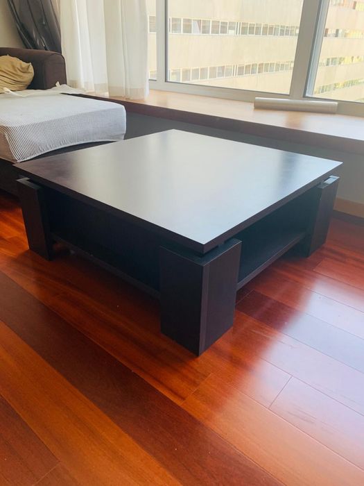 Mesa de Centro em Madeira Escura – Robusta e Moderna