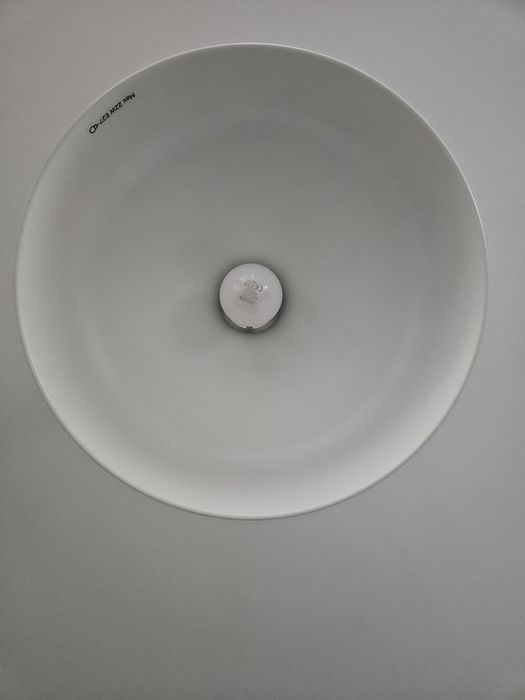 Biała lampa wisząca ikea
