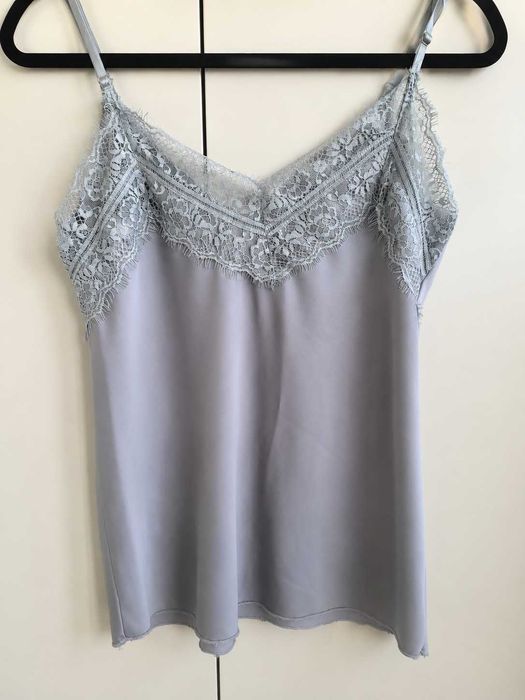 Top Cetim Cinza-Prateado com Renda