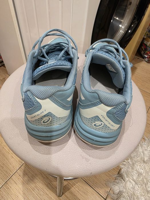 Кросівки asics,дуже гарні ,зручні для волейболу, тенісу або зала