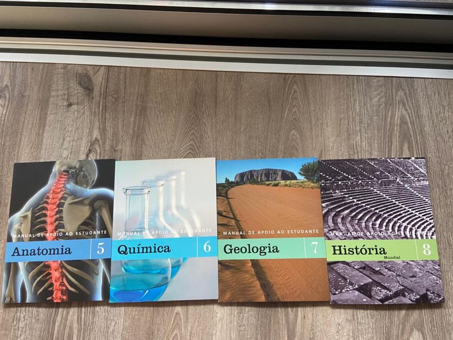 Coleção de livros - Manuais de apoio ao estudante.