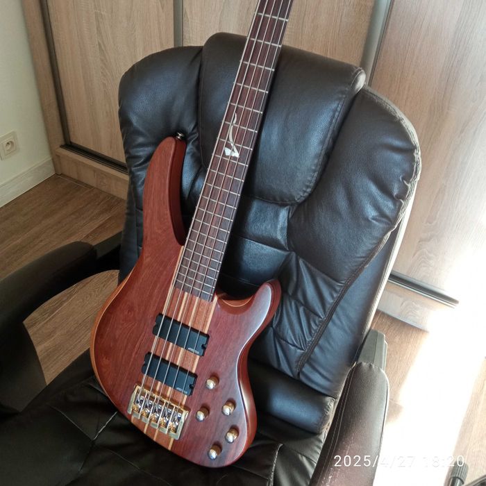 gitara basowa Vintage  aktywna  5 strun
