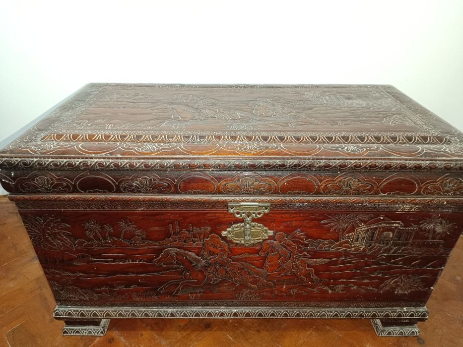 Baú de Madeira Antigo