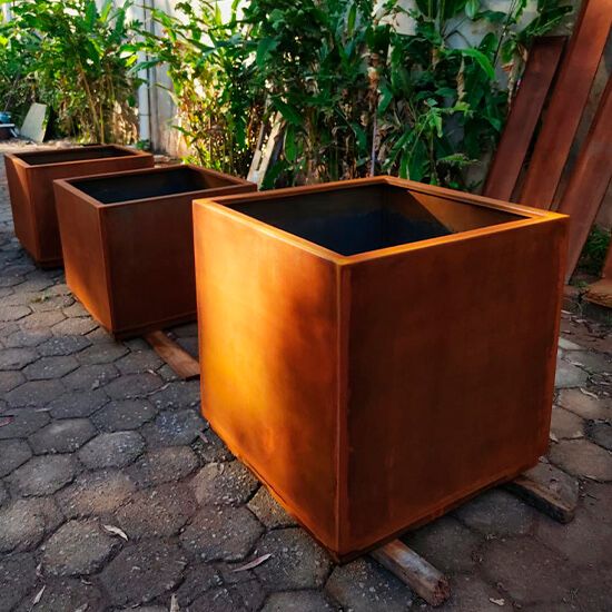 Vasos em aço korten - com plantas
