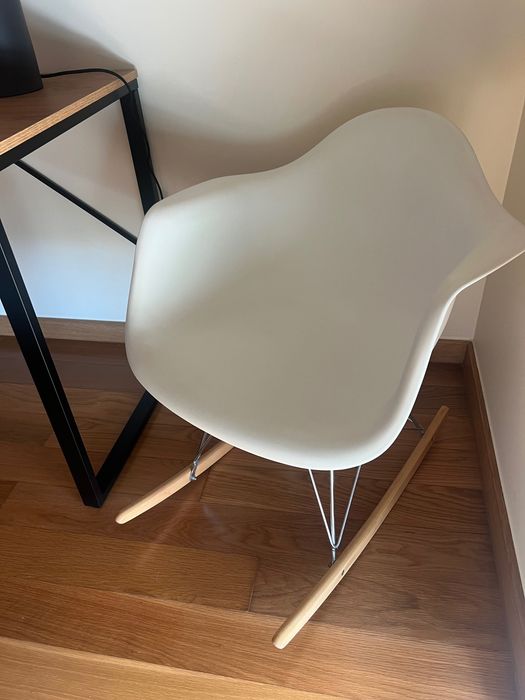 Cadeira de baloiço de estilo moderno