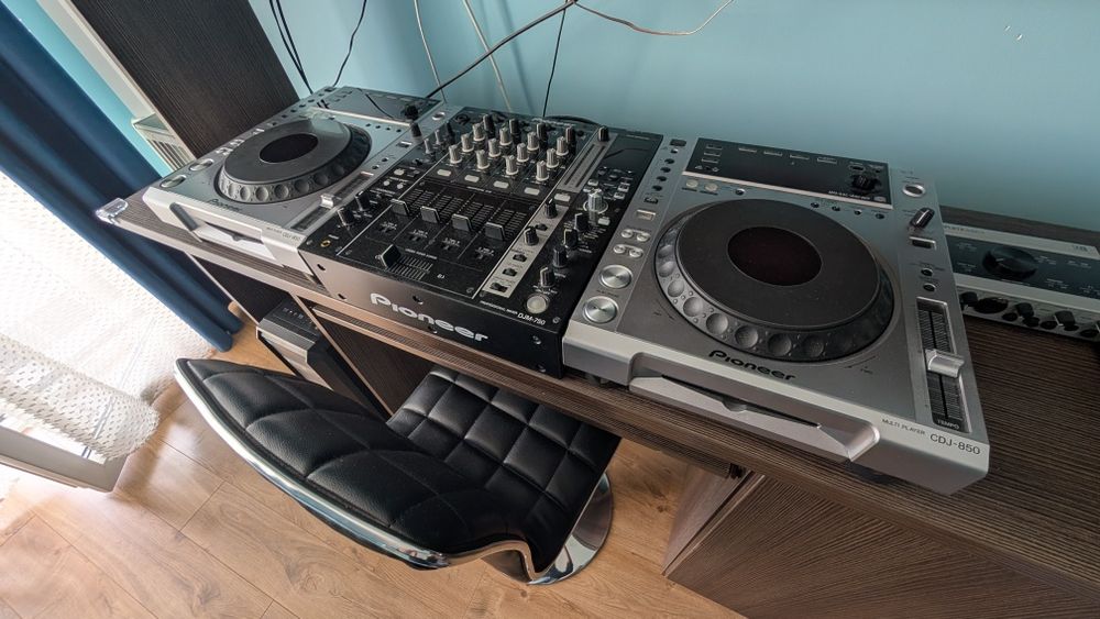Zestaw DJ Pioneer CDJ-850 + DJM-750 + Traktor X1 + Komplete Audio 6