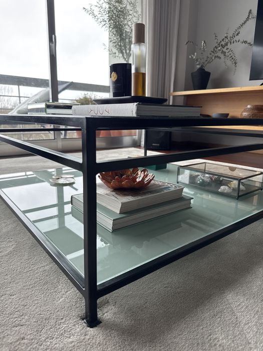 Mesa de centro quadrada em ferro preto com dois tampos em vidro.