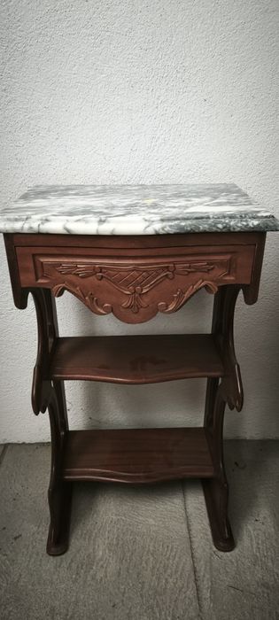 Cama, 2 mesas de cabeceira, móvel de TV e mesinha