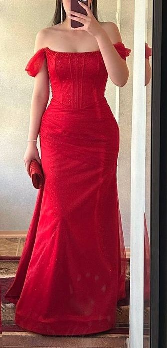 Червона випускна сукня