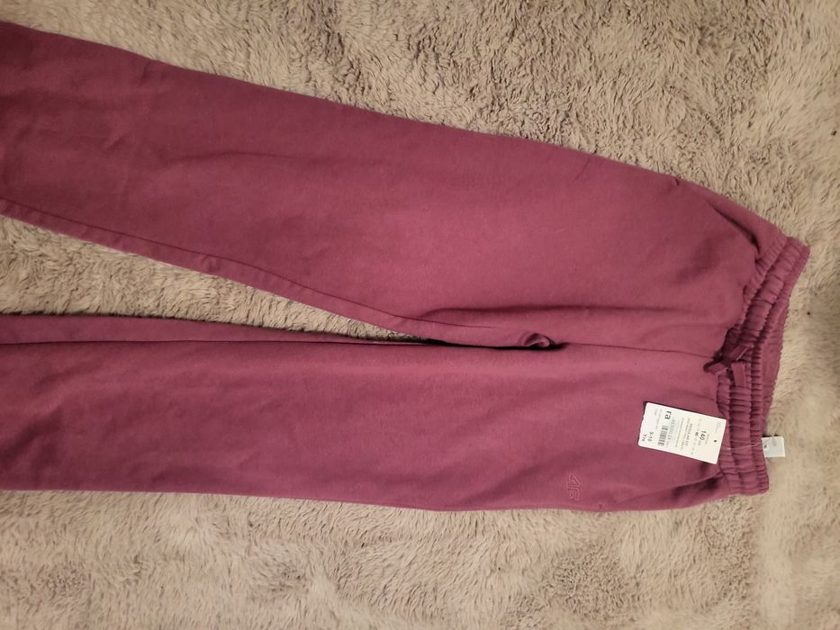 Sprzedam nowe spodnie dresowe 4 F  na 140