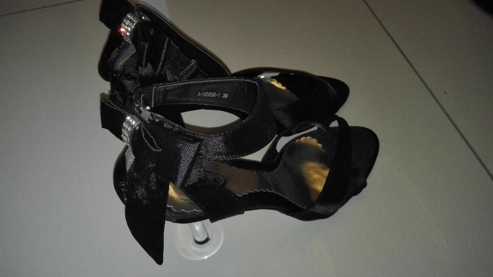 Sandałki z kokardką