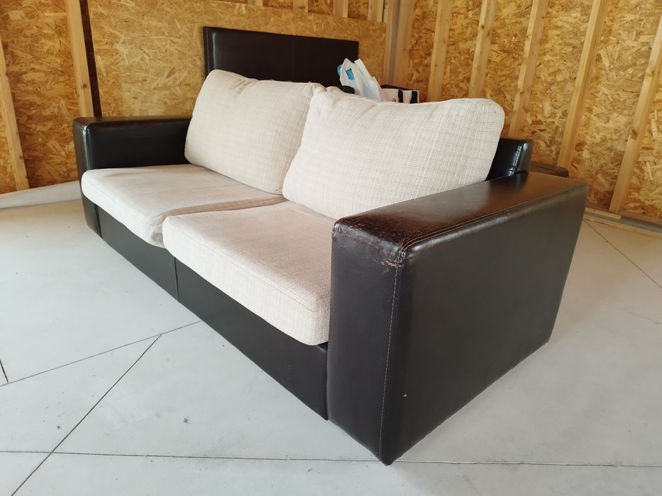 Sofá de 3 lugares, em polipele e tecido