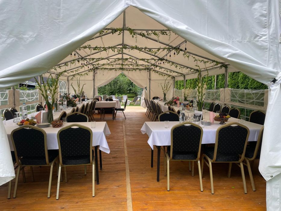 Namiot okolicznościowy eventowy imprezowy stoły krzesła podest podloga