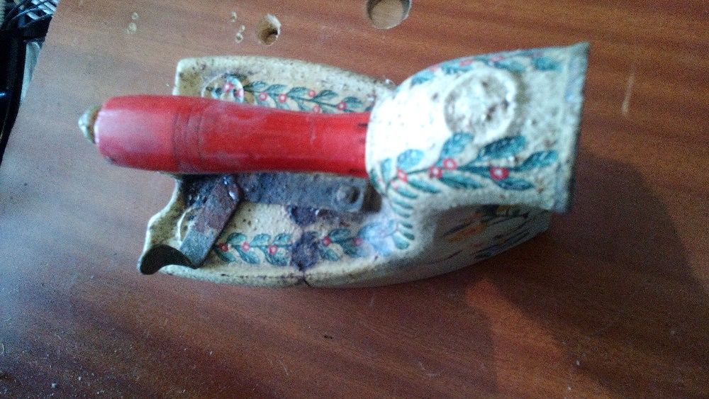 Ferros de engomar de coleção elétrico ou a brasas de Carvão