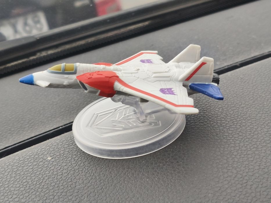 mini-pojazd Starscreama z uniwersum Transformers, pochodzący z kolekcjonerskiej serii niespodzianek, takiej jak Zuru 5