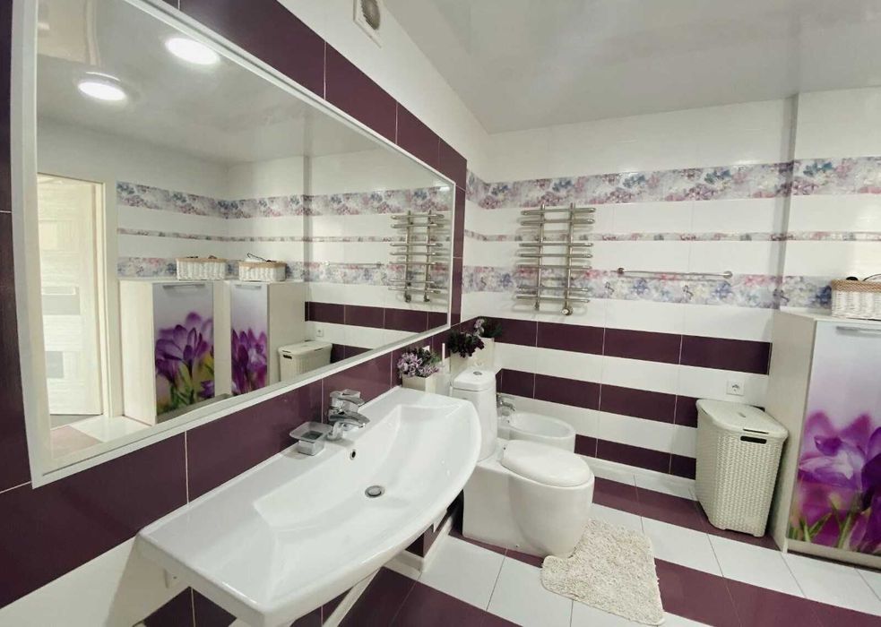 5-кімнатна квартира в самому центрі міста з дизайнерським ремонтом.