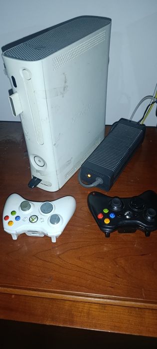 Xbox 360 + 2 Comandos + 11 Jogos