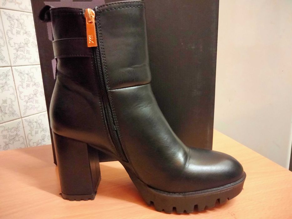 Botas pretas XTI, de salto, tamanho 39