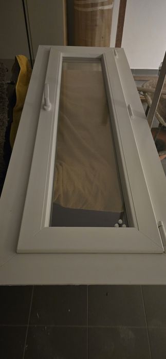 Janela PVC oscilobatente de cave - montagem horizontal