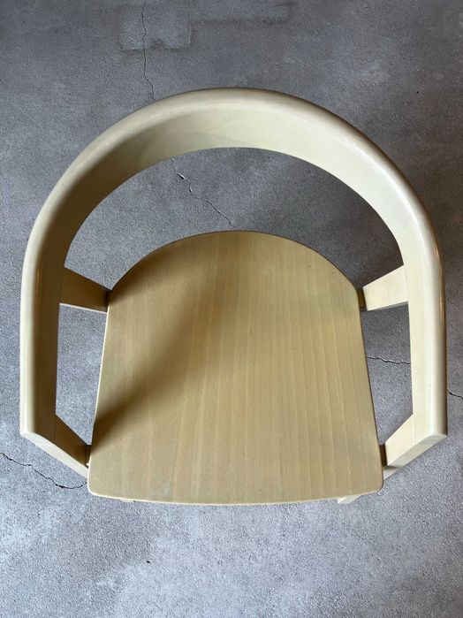 Cadeira em faia com braços - 16 Unid