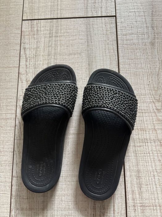 Klapki CROCS - Sloane Embellished Slide rozm. 33-34