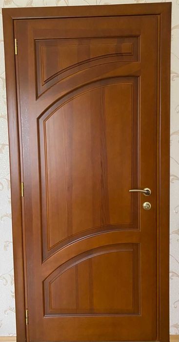Двері міжкімнатні дерев'яні, темно-коричневого кольору. Сосна.