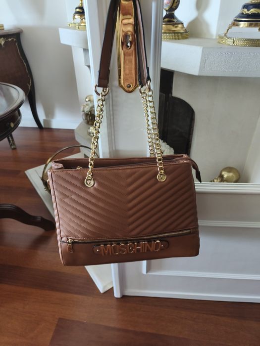 Mala castanha com corrente dourada