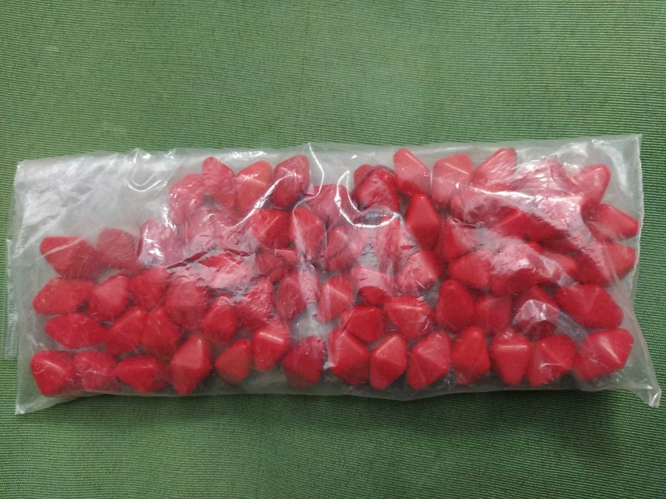 Embalagem com pedras vermelhas perfuradas p/atividades