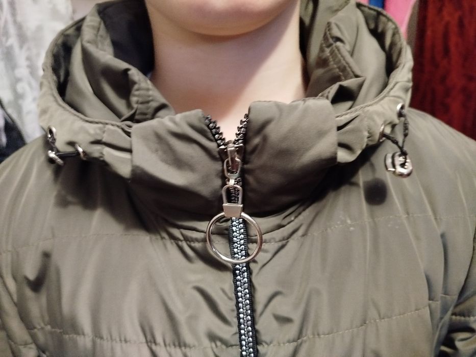 Весняна жіноча куртка