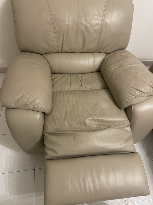 Sofá de dois lugares e poltrona da chateau d’ ax