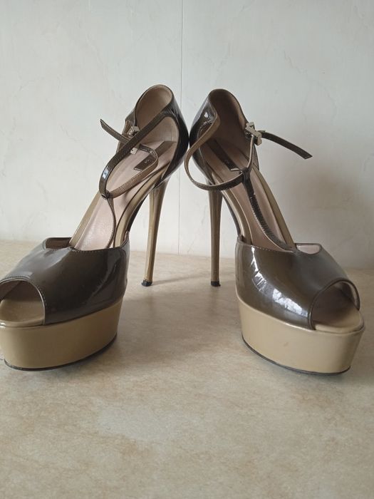 Босоніжки, стрипи. Лакові