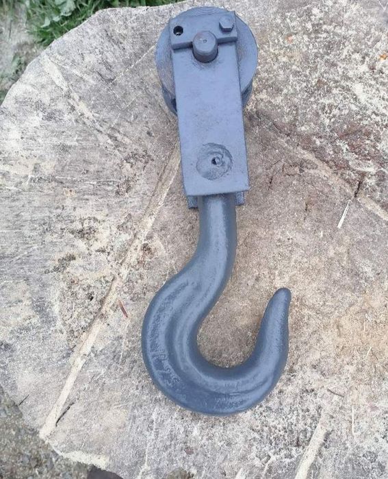 Hak dźwigowy z kołem